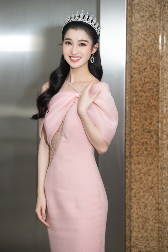 Vẻ đẹp trong sáng và dịu dàng của Á hậu Phương Nhi