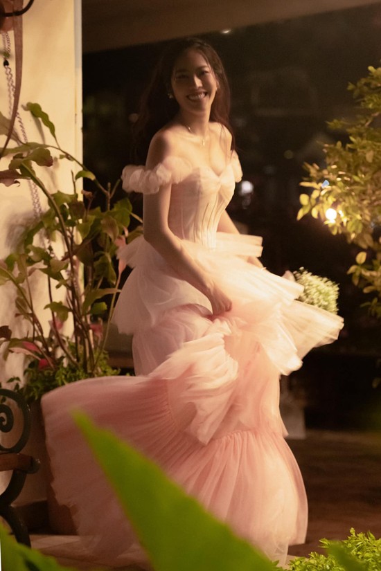 Nam Em sử dụng đầm trễ vai, xếp tầng để tôn nét duyên dáng. Nam Em sử dụng đầm trễ vai, xếp tầng để tôn nét duyên dáng.