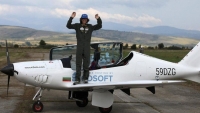 Anh: Thanh niên 17 tuổi lập kỷ lục thế giới một mình bay vòng quanh thế giới