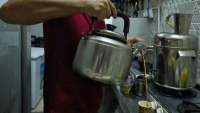 UAE: Câu chuyện văn hóa uống trà karak giữa thời bão giá tăng cao ở Dubai