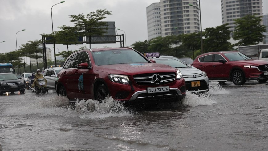 Dự báo thời tiết đêm nay và ngày mai (25-26/8): Hà Nội, Bắc Bộ mưa to đến rất to; Nam Bộ mưa to cục bộ; Trung Bộ ngày nắng, phía Nam nắng nóng