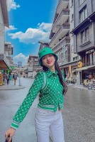 Hoa hậu Hương Giang dịu dàng xuống phố cùng trang phục nữ tính