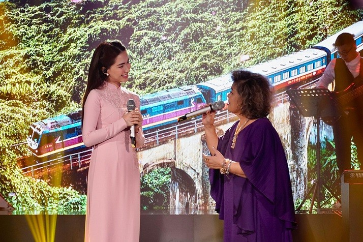 Hòa Minzy diện áo dài nền nã, buông xõa tóc giản dị khi song ca với nghệ sĩ gạo cội. Cô hát ca khúc này lần đầu ở 'Gương mặt thân quen 2016'. Thuộc hai thế hệ khác nhau nhưng hai nghệ sĩ kết hợp nhuần nhuyễn, hòa hợp từ khi mới tập.