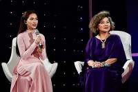 NSND Thanh Hoa, Hòa Minzy giao lưu và song ca bài hát Tàu anh qua núi