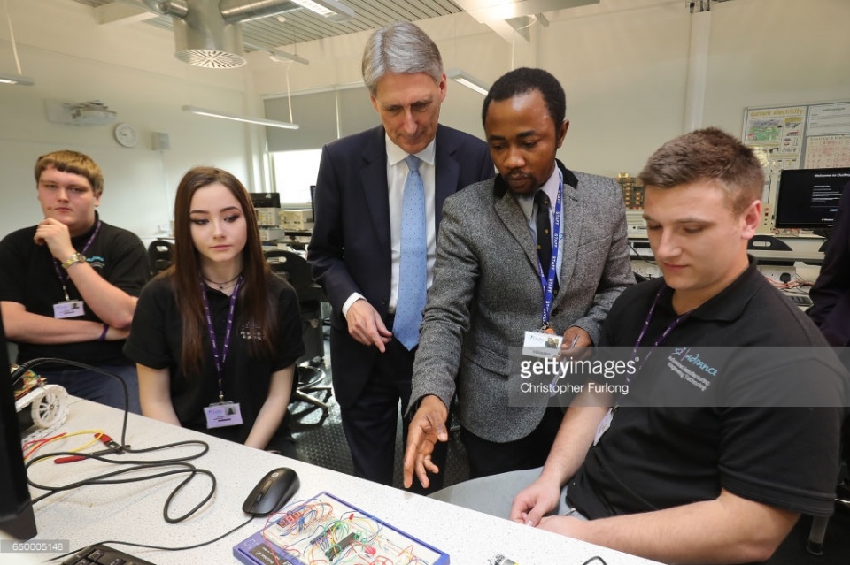 sinh vien no nan anh keu goi nhieu truong dai hoc giam phi