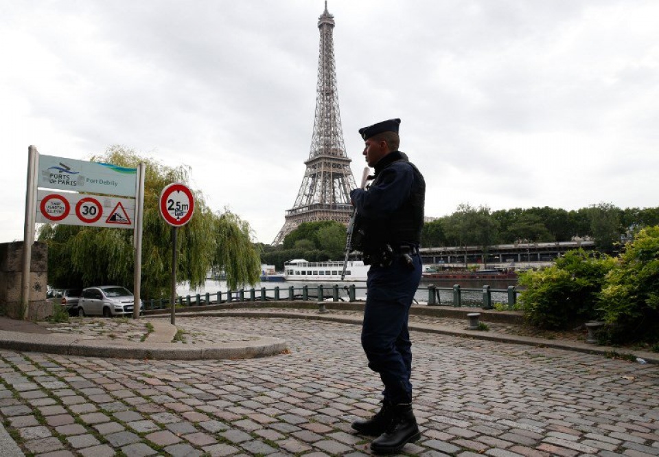 thap eiffel se co lop kinh chong dan bao boc de chong khung bo