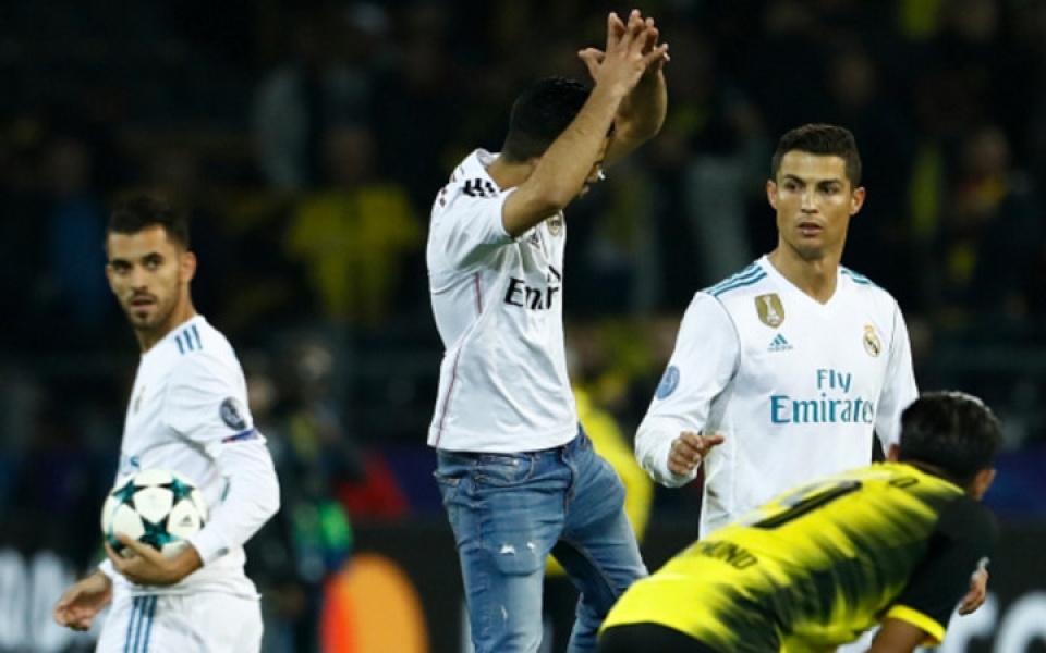 ronaldo duoc fan cuong tri an trong ngay lap ky luc an tuong