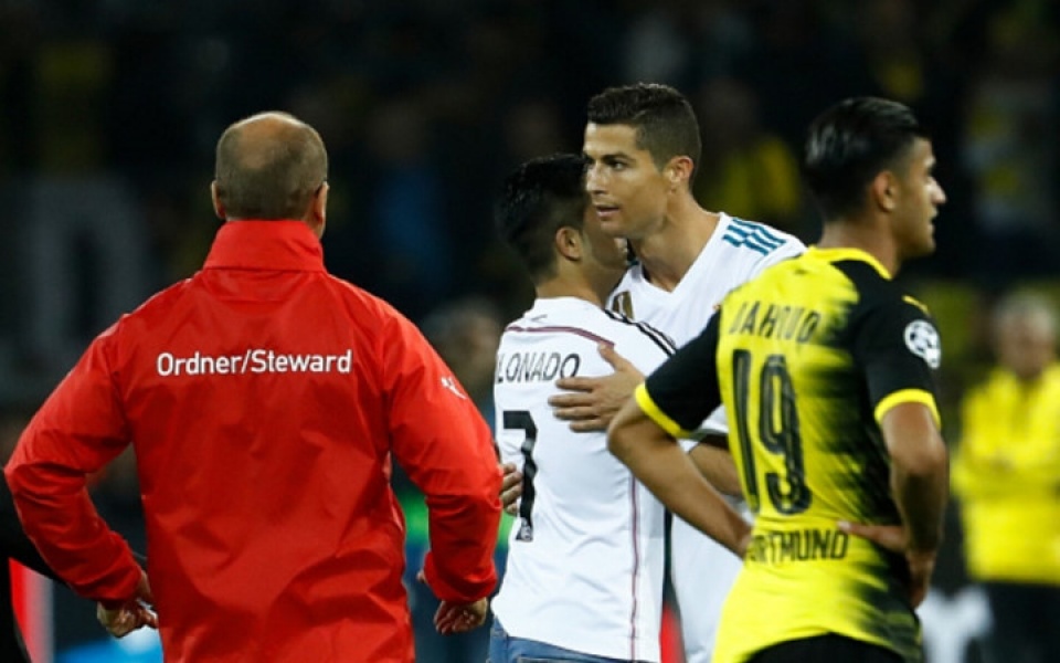 ronaldo duoc fan cuong tri an trong ngay lap ky luc an tuong