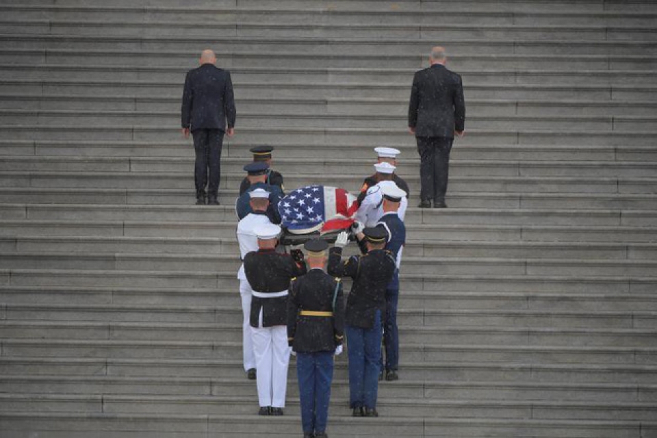 nhung hinh anh cam dong tai le vieng thuong nghi si john mccain