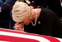 hinh anh xuc dong tai le tuong niem cac nan nhan vu xa sung o pittsburgh