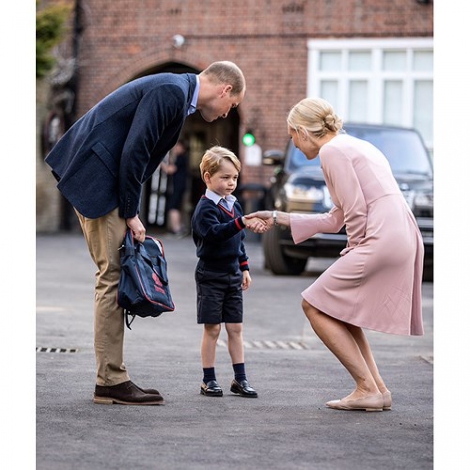 hinh anh dang yeu cua cac hoang tu va cong chua trong ngay dau di hoc