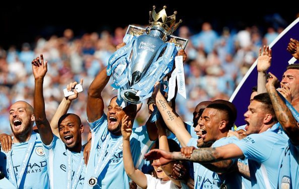 nguoi ham mo viet nam duoc tan mat ngam chiec cup giai ngoai hang anh