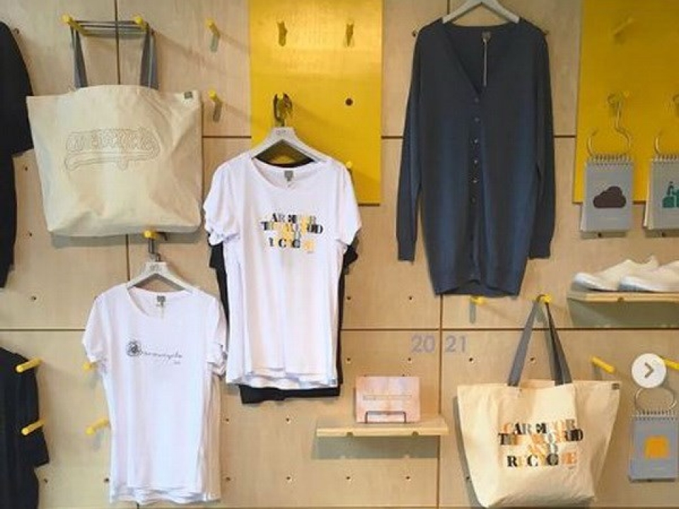 Ứng dụng công nghệ tái chế biến quần áo cũ thành mới tại Hongkong ung dung cong nghe tai che bien quan ao cu thanh moi tai hong kong