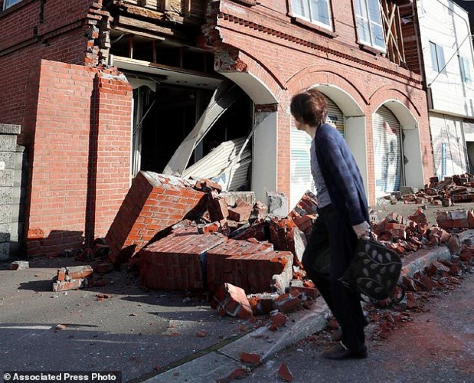 nhat ban dong dat giang xuong lat tung mat duong va nho bat re cay
