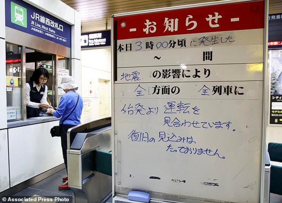 nhat ban dong dat giang xuong lat tung mat duong va nho bat re cay