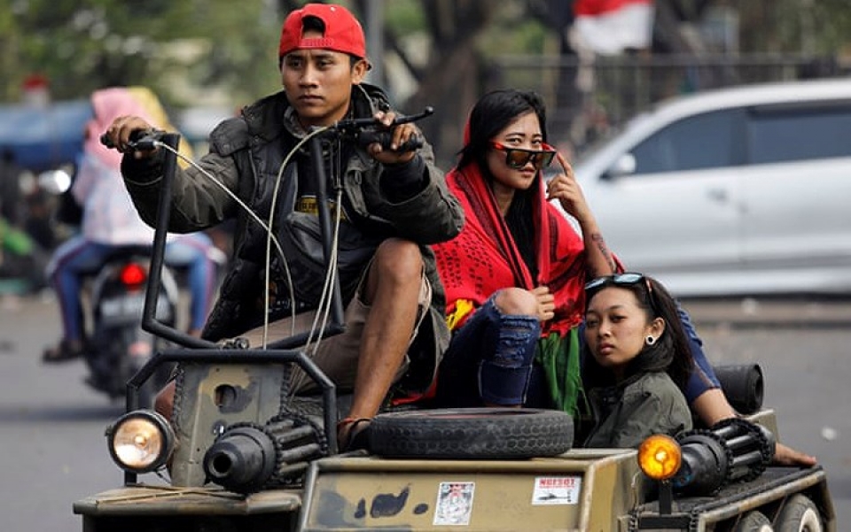 indonesia le hoi quai xe vespa va nhung chiec xe do doc ban