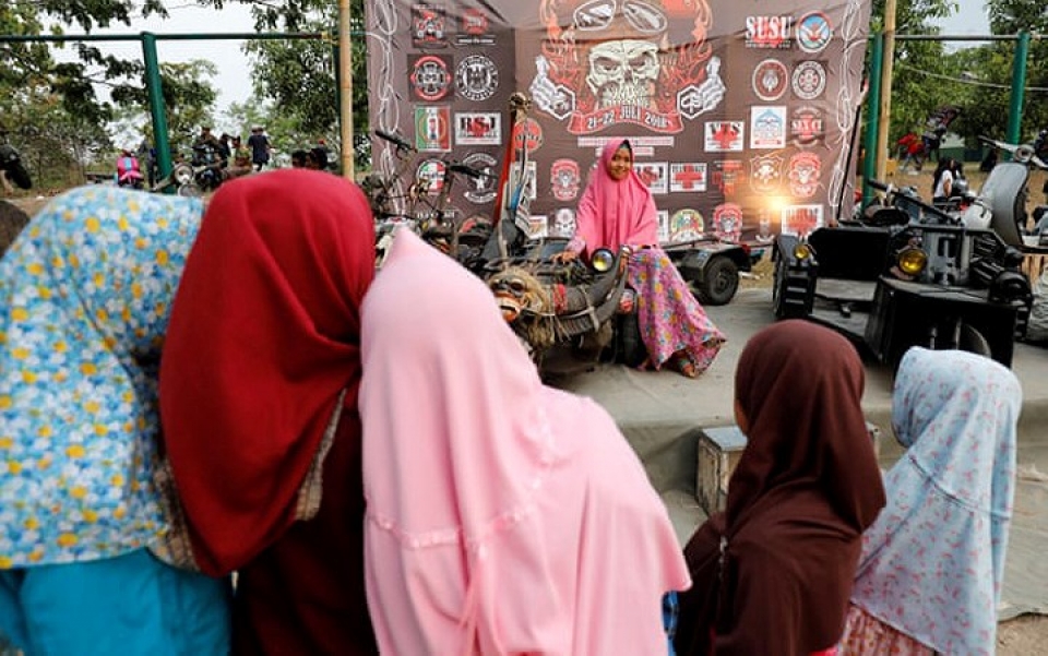 indonesia le hoi quai xe vespa va nhung chiec xe do doc ban