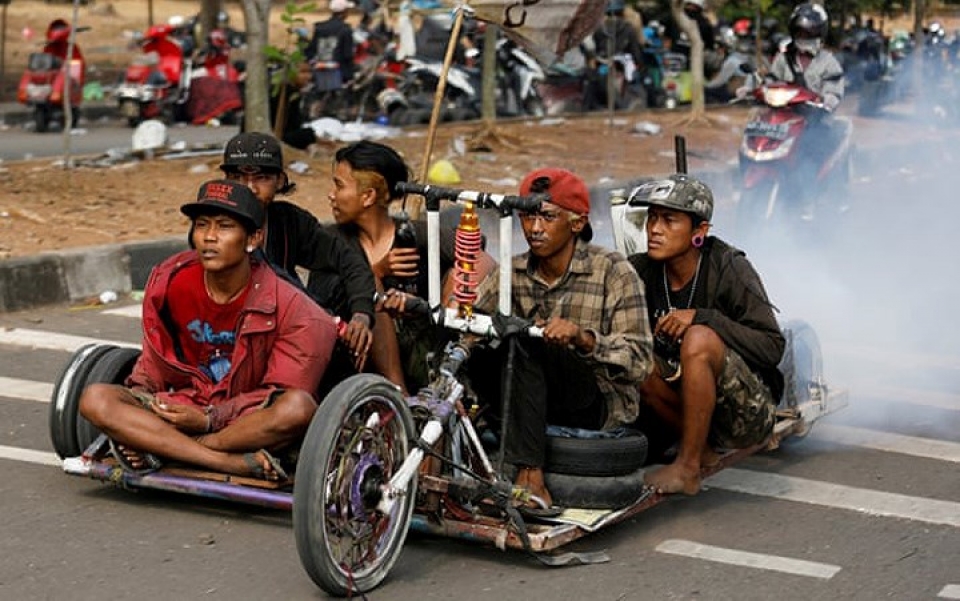 indonesia le hoi quai xe vespa va nhung chiec xe do doc ban