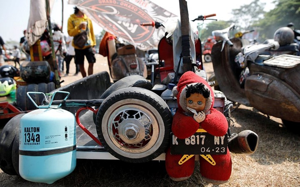 indonesia le hoi quai xe vespa va nhung chiec xe do doc ban