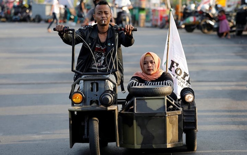 indonesia le hoi quai xe vespa va nhung chiec xe do doc ban