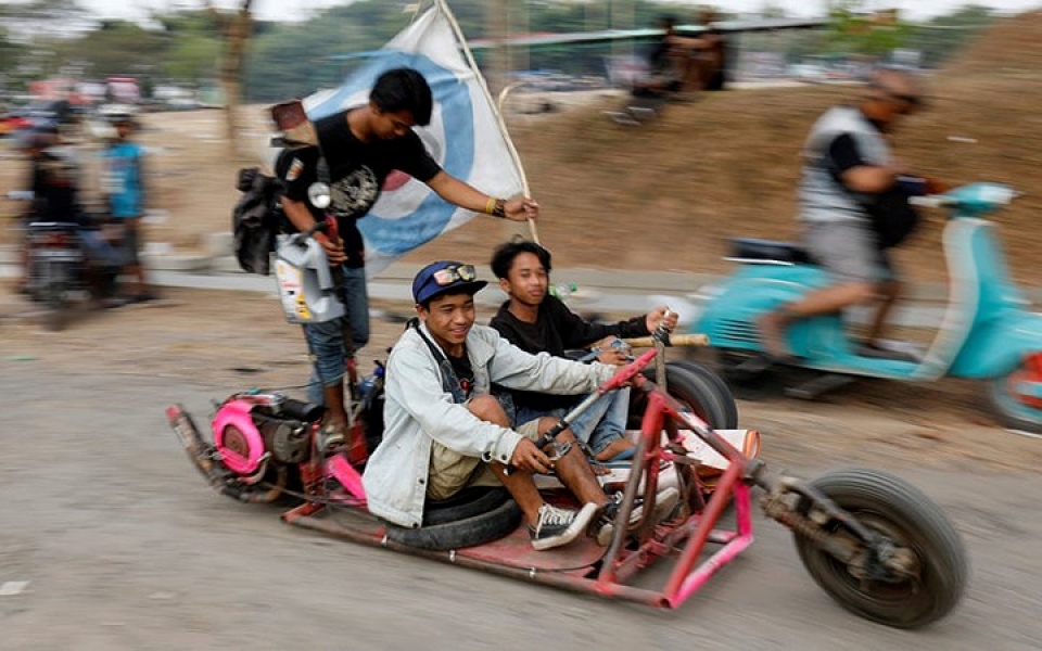 indonesia le hoi quai xe vespa va nhung chiec xe do doc ban