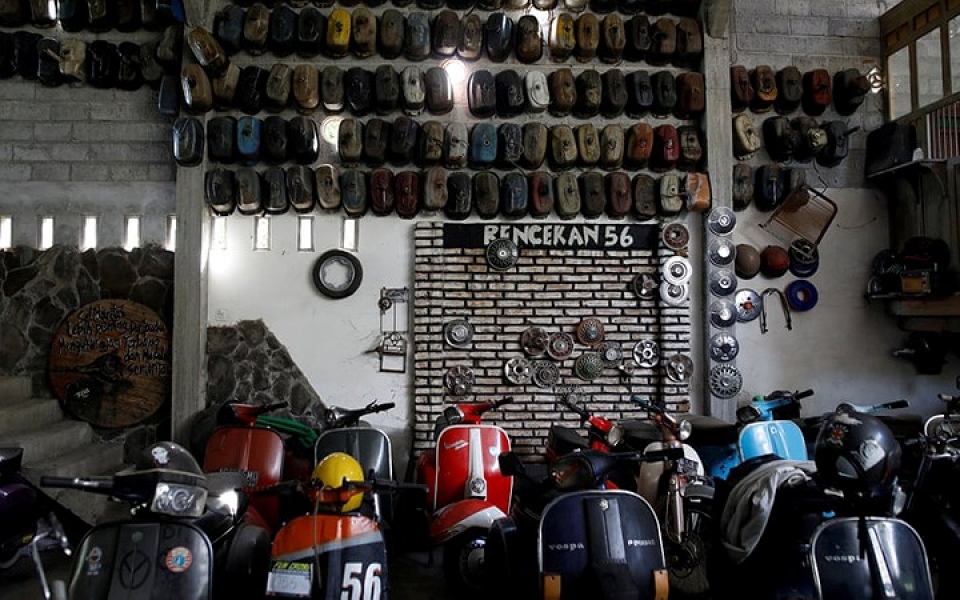 indonesia le hoi quai xe vespa va nhung chiec xe do doc ban