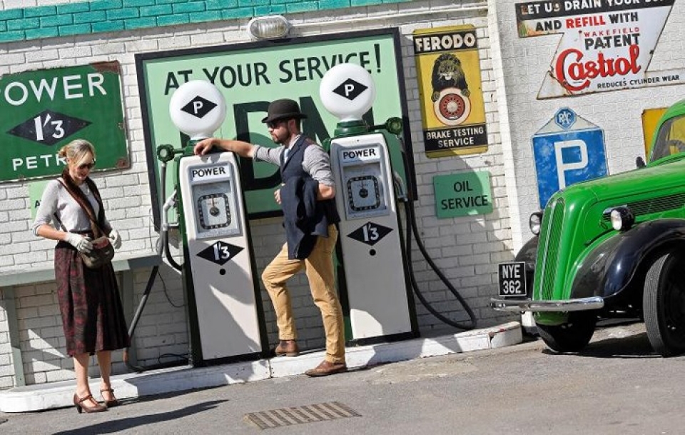 quay nguoc thoi gian tham gia cuoc dua xe co tu giua the ky 20