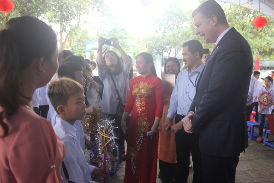 dai su my mua lan nan banh trung thu cung tre em khuyet tat viet nam