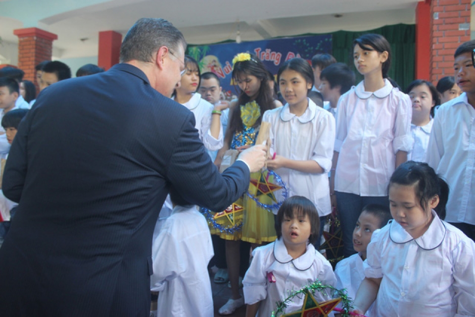 dai su my mua lan nan banh trung thu cung tre em khuyet tat viet nam