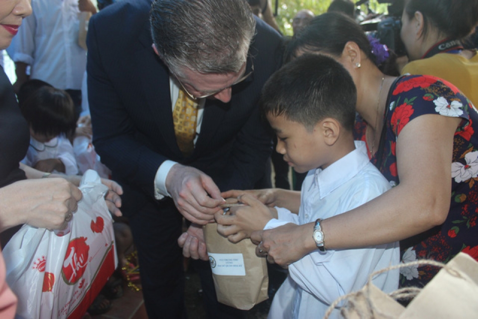 dai su my mua lan nan banh trung thu cung tre em khuyet tat viet nam