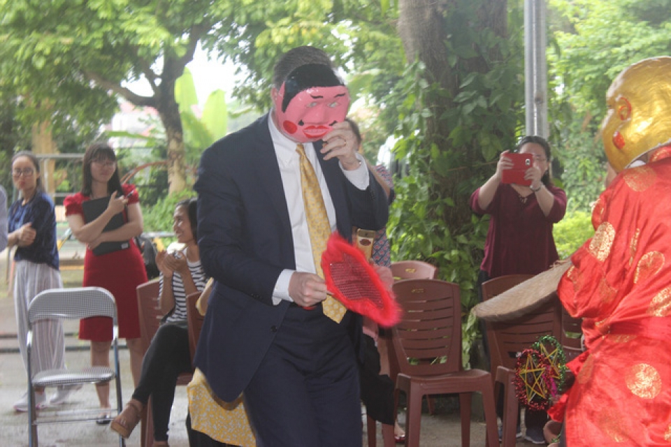 dai su my mua lan nan banh trung thu cung tre em khuyet tat viet nam