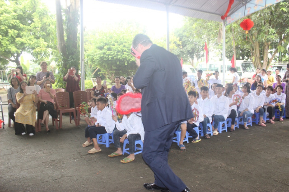 dai su my mua lan nan banh trung thu cung tre em khuyet tat viet nam