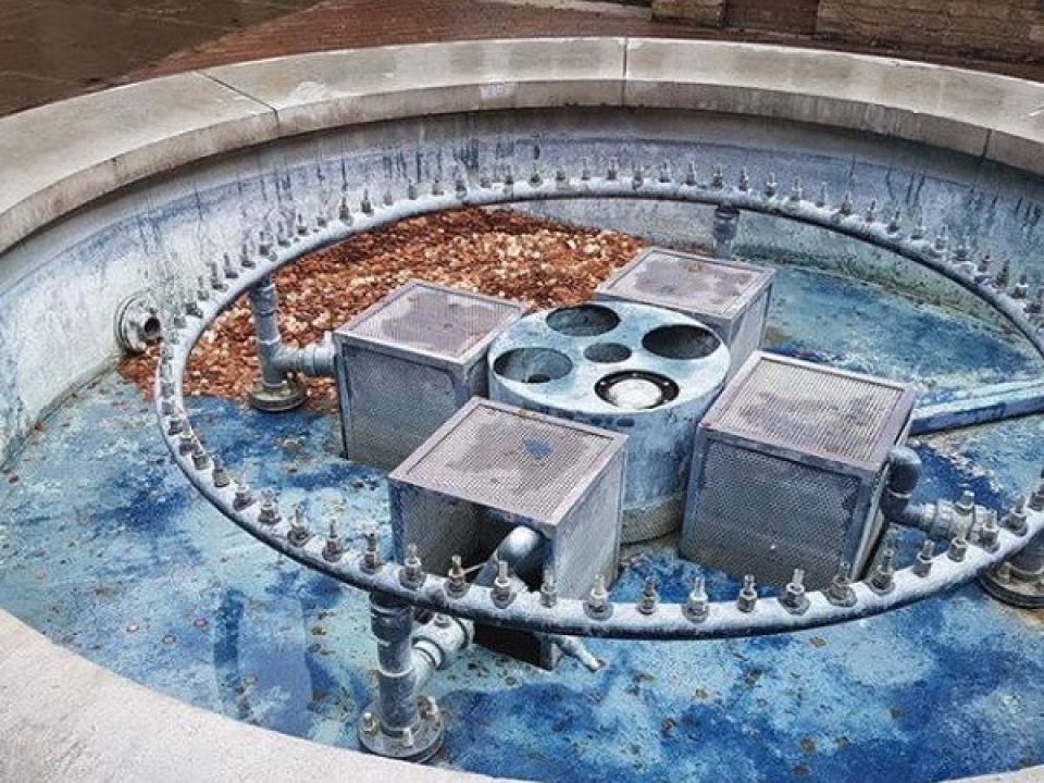 anh tha 100000 dong tien xuong dai phun nuoc de thu long nguoi