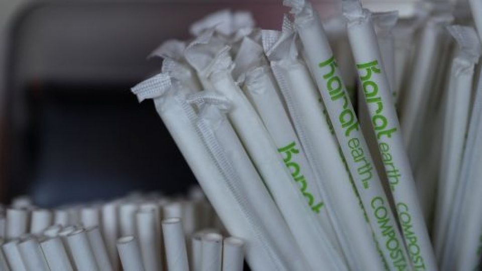 my bang california cam cac nha hang dung ong hut nhua mot lan