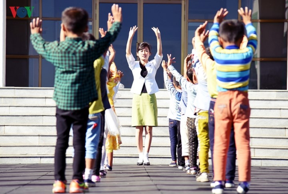 can canh nhung khuon mat tre em trieu tien hon nhien