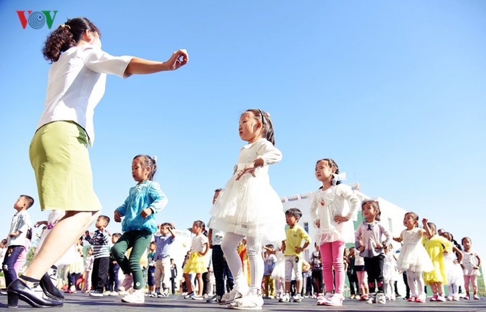 can canh nhung khuon mat tre em trieu tien hon nhien