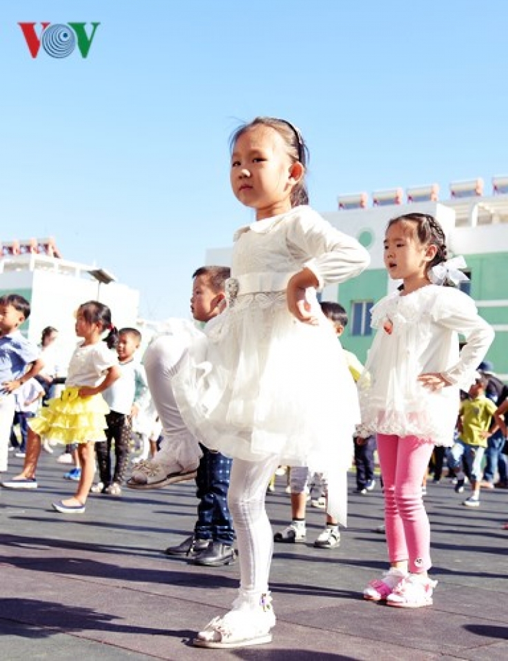 can canh nhung khuon mat tre em trieu tien hon nhien