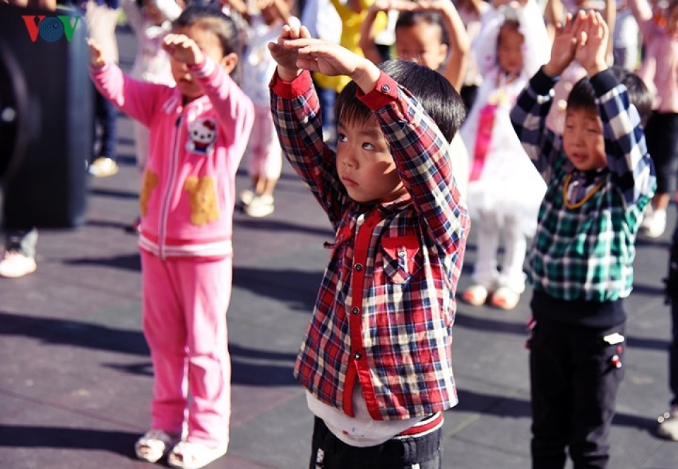 can canh nhung khuon mat tre em trieu tien hon nhien