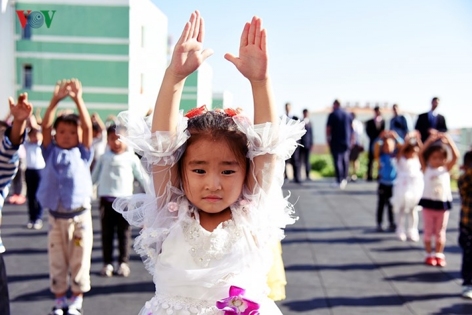 can canh nhung khuon mat tre em trieu tien hon nhien