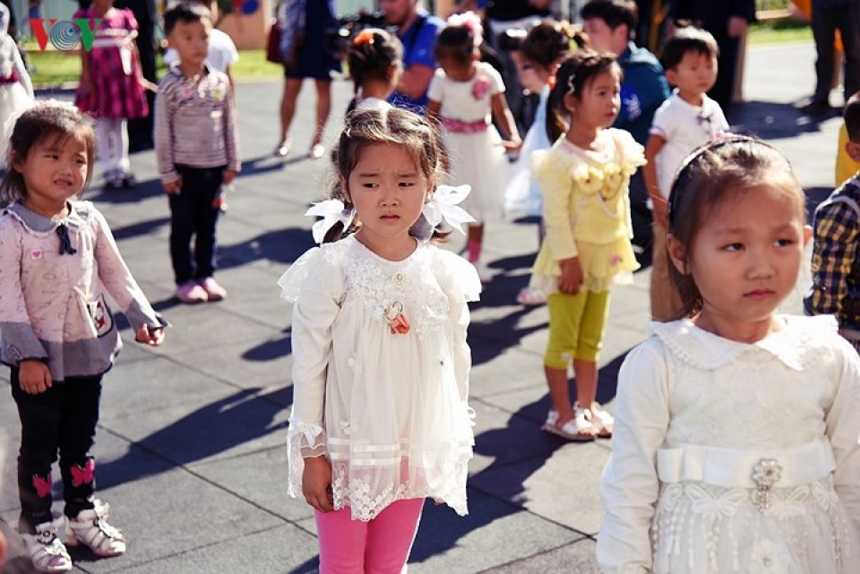 can canh nhung khuon mat tre em trieu tien hon nhien