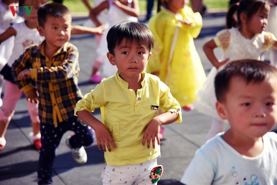 can canh nhung khuon mat tre em trieu tien hon nhien