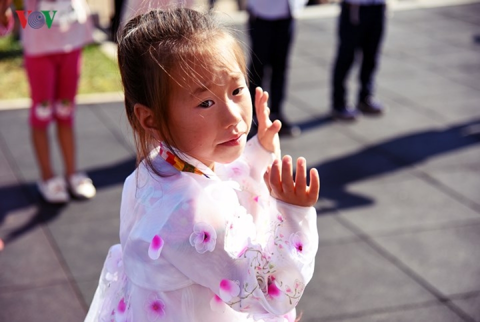 can canh nhung khuon mat tre em trieu tien hon nhien