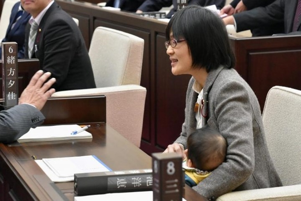 cac nu nghi si cham con nho giua nghi vien chau au va lien hop quoc