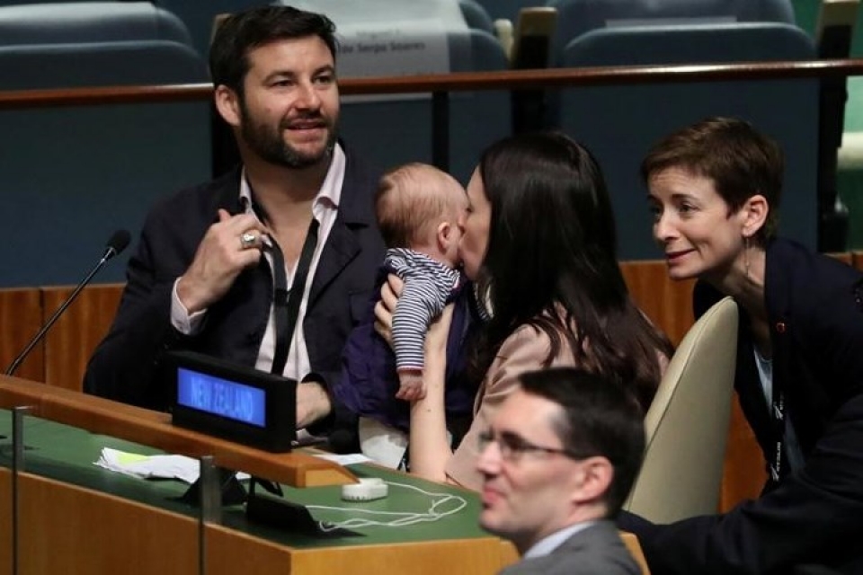 cac nu nghi si cham con nho giua nghi vien chau au va lien hop quoc