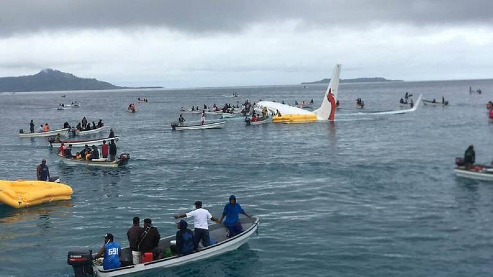 may bay lao thang xuong nuoc sau khi chay qua duong bang