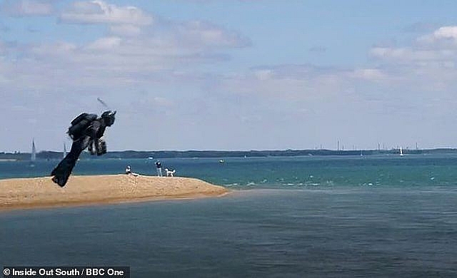 nguoi ten lua anh bay vuot eo bien bang bo trang bi sieu nhan