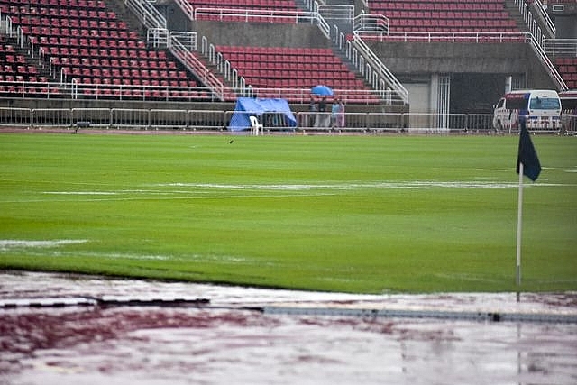 mua nhu trut nuoc tren san thammasat truoc gio dien ra tran viet nam thai lan