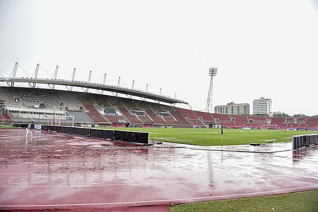 mua nhu trut nuoc tren san thammasat truoc gio dien ra tran viet nam thai lan