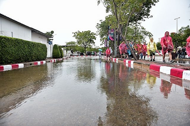 mua nhu trut nuoc tren san thammasat truoc gio dien ra tran viet nam thai lan