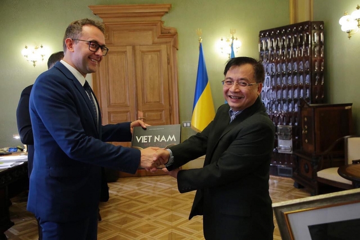 dai su quan viet nam tai ukraine tham va lam viec voi tinh lviv